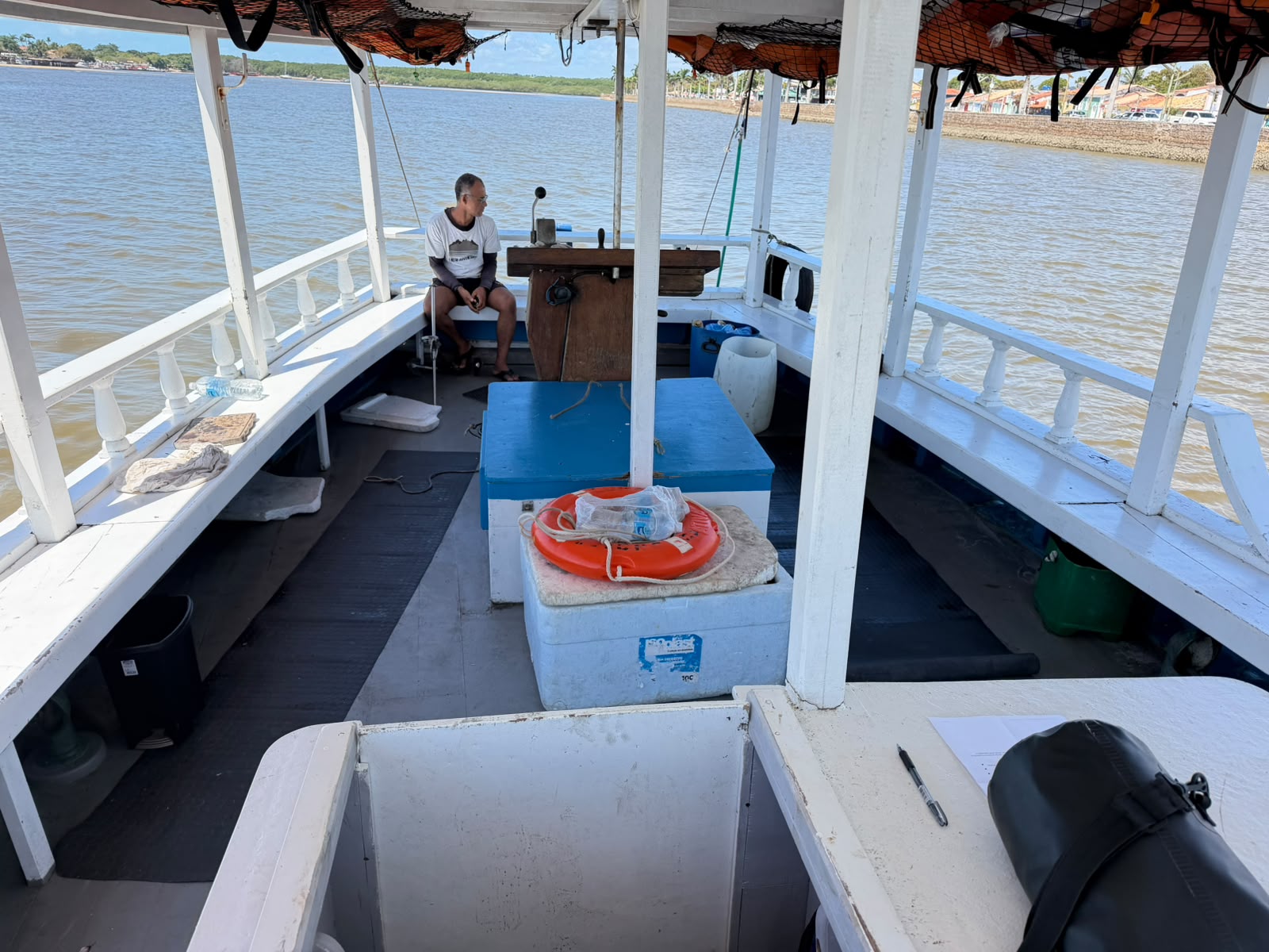 Embarcação LUANDA I navegando no litoral de Porto Seguro
