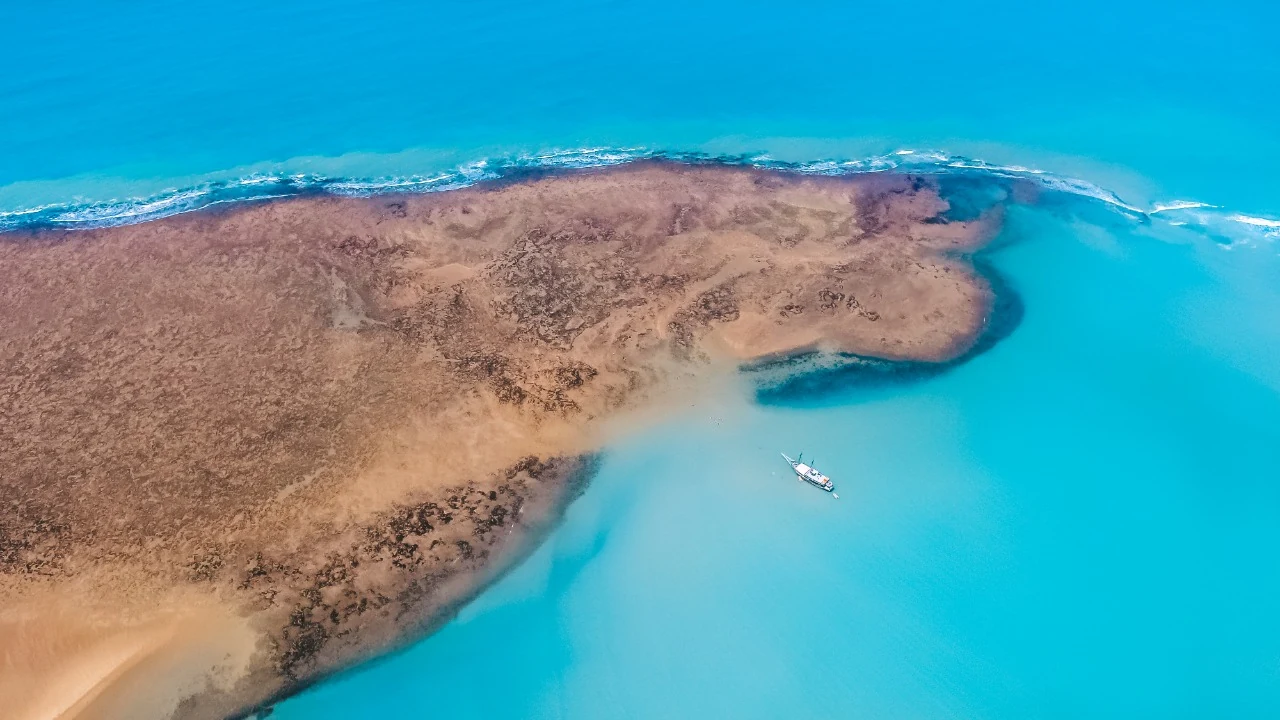 Vista aérea de águas abrigadas junto à bancada de corais em Ponta Grande