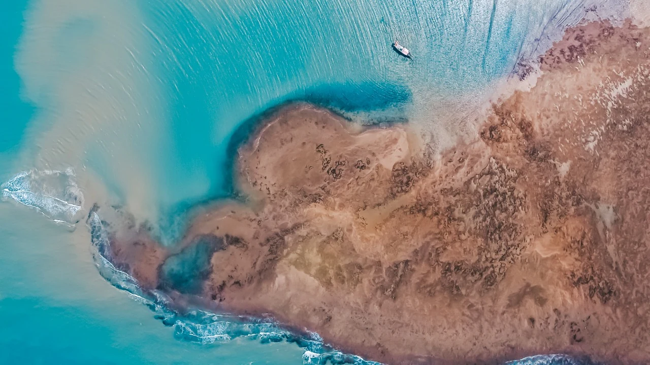 Vista aérea da formação da bancada de corais de Ponta Grande