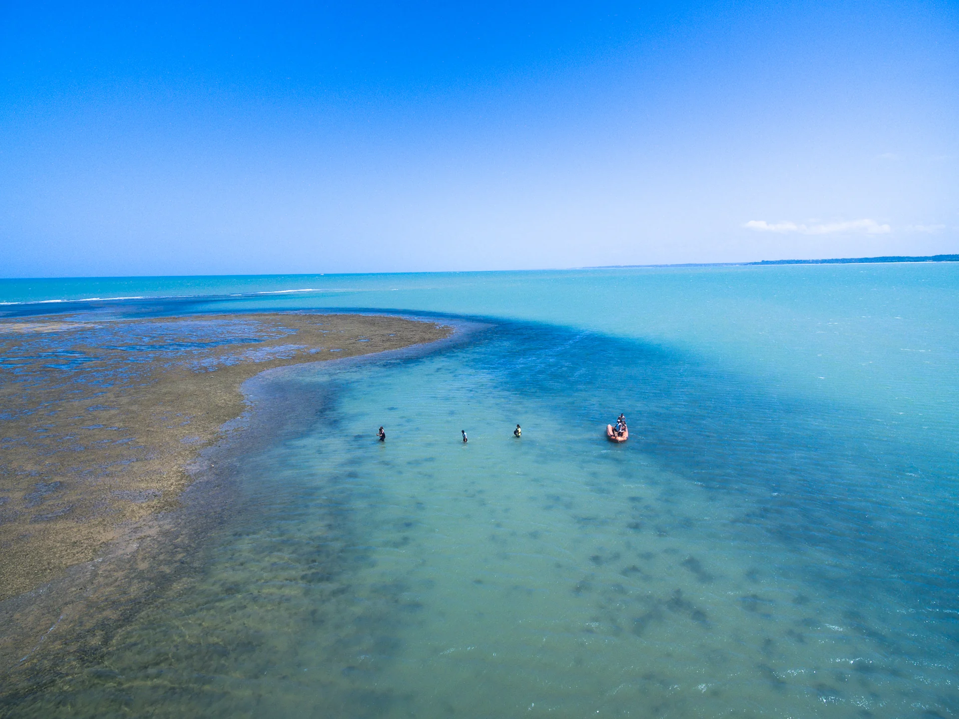Vista aérea da praia e da bancada de corais de Ponta Grande