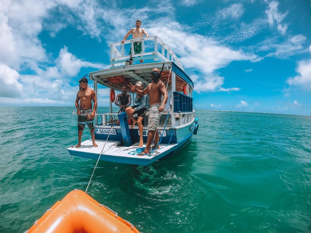 Pessoas a bordo de uma embarcação durante um passeio na área de flutuação