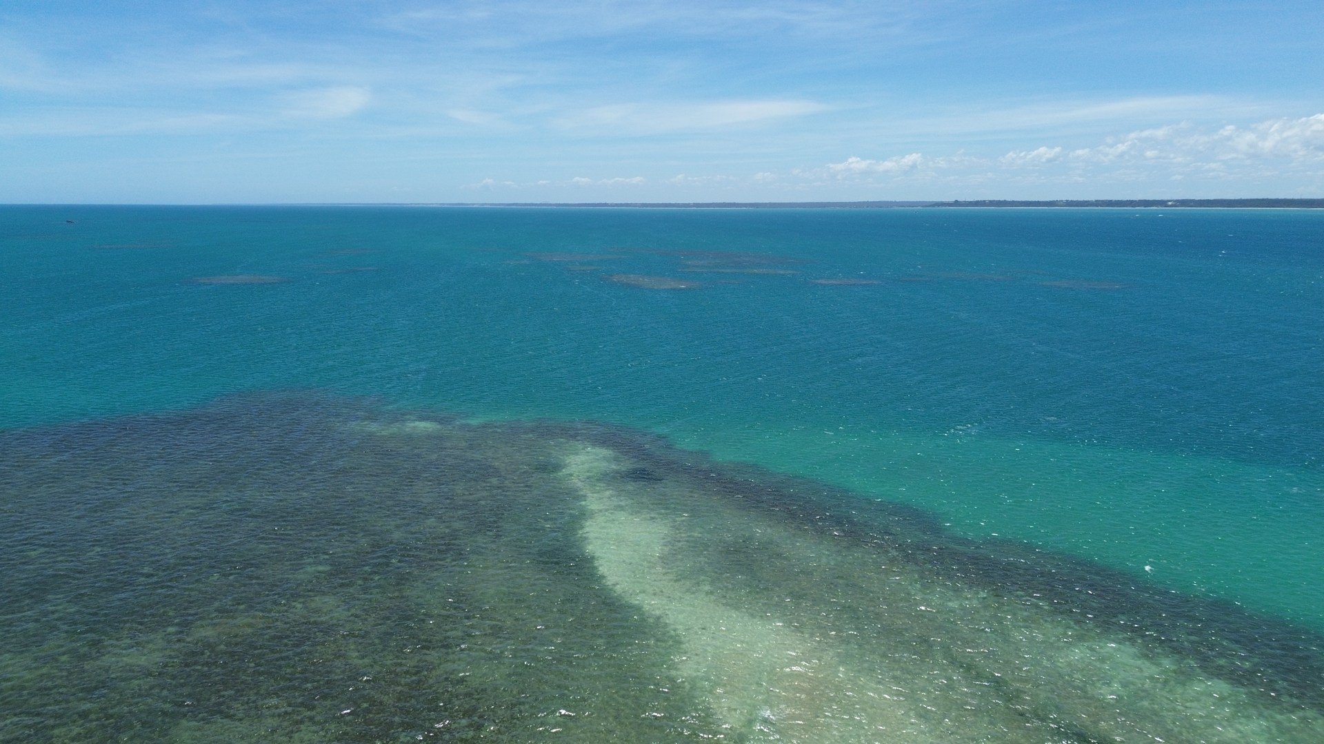 Panorama do mar e do recife na área de flutuação
