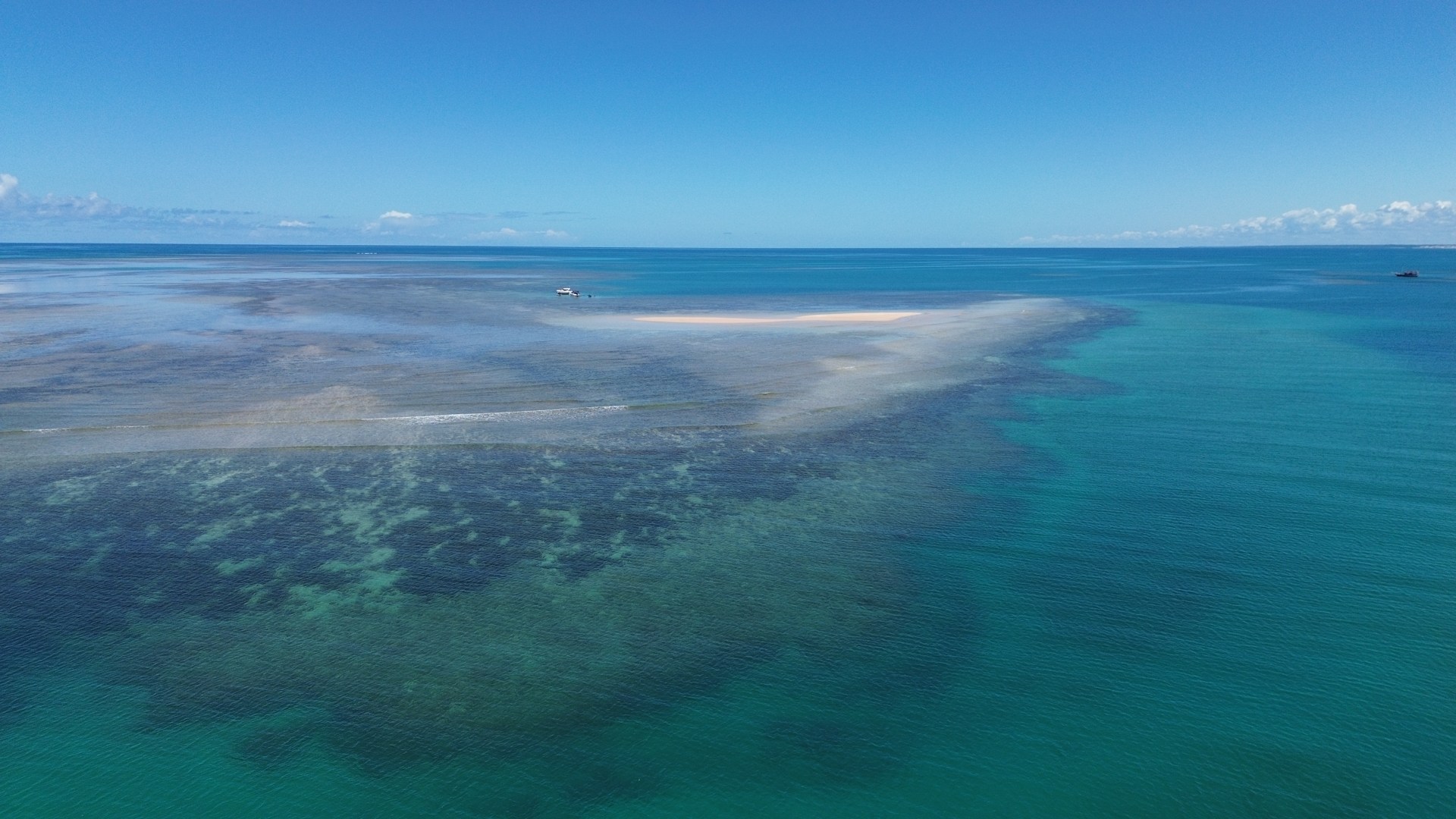 Vista aérea do Recife de Fora com diferentes tons da água